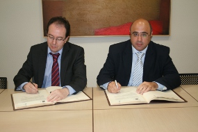 Jacinto firmando convenio